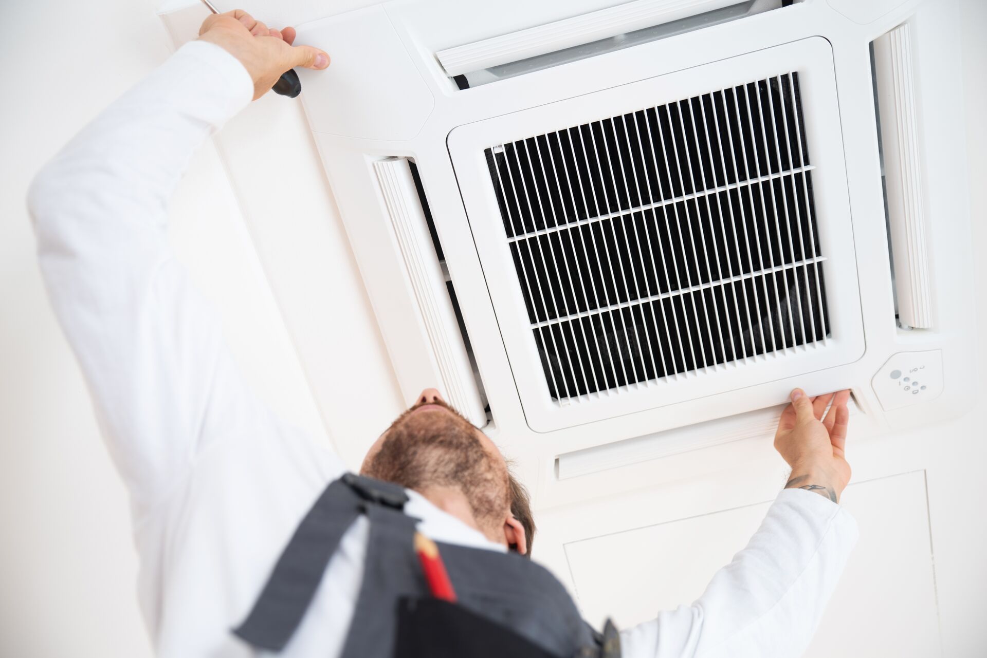 Klimaaanlagen und Lüftungssystem Boxberg - Mitarbeiter installiert eine Klimaanlage an der Decke