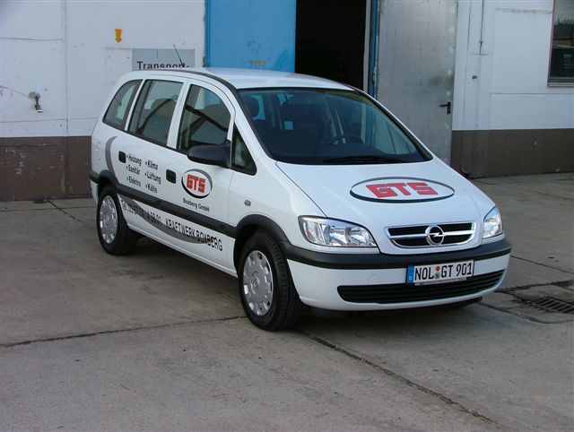 Ein weißes Auto steht vorm GTS Boxberg