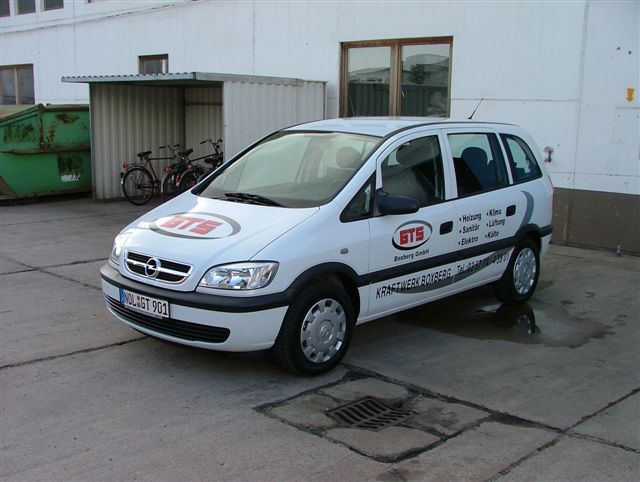 Ein weißes Auto steht vorm GTS Boxberg