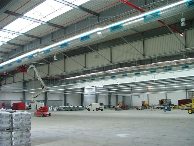 Große Lagerhalle mit mehreren Fahrzeugen