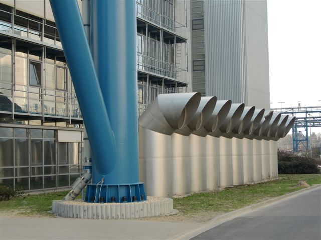 Lüftungstechnik vor einem großen Firmengebäude